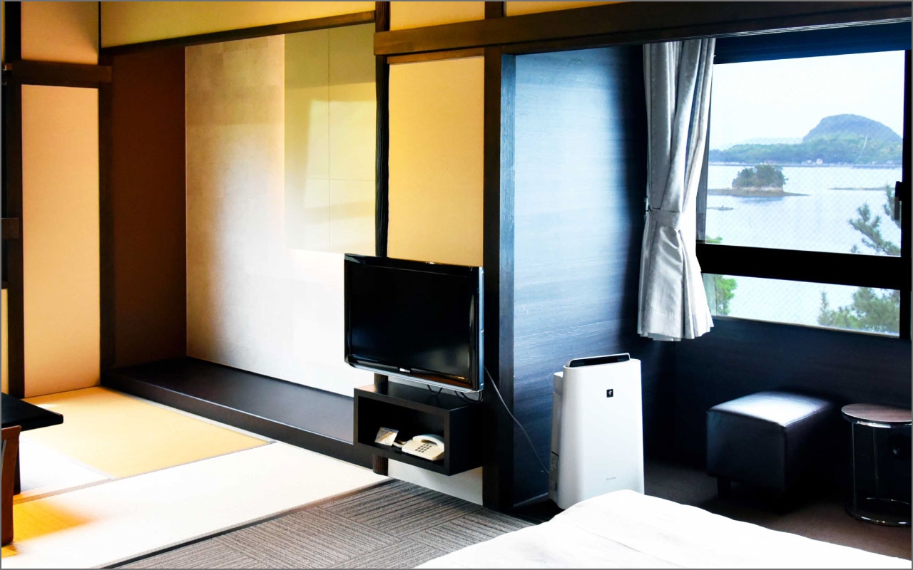 Western-style twin room + Japanese-style room